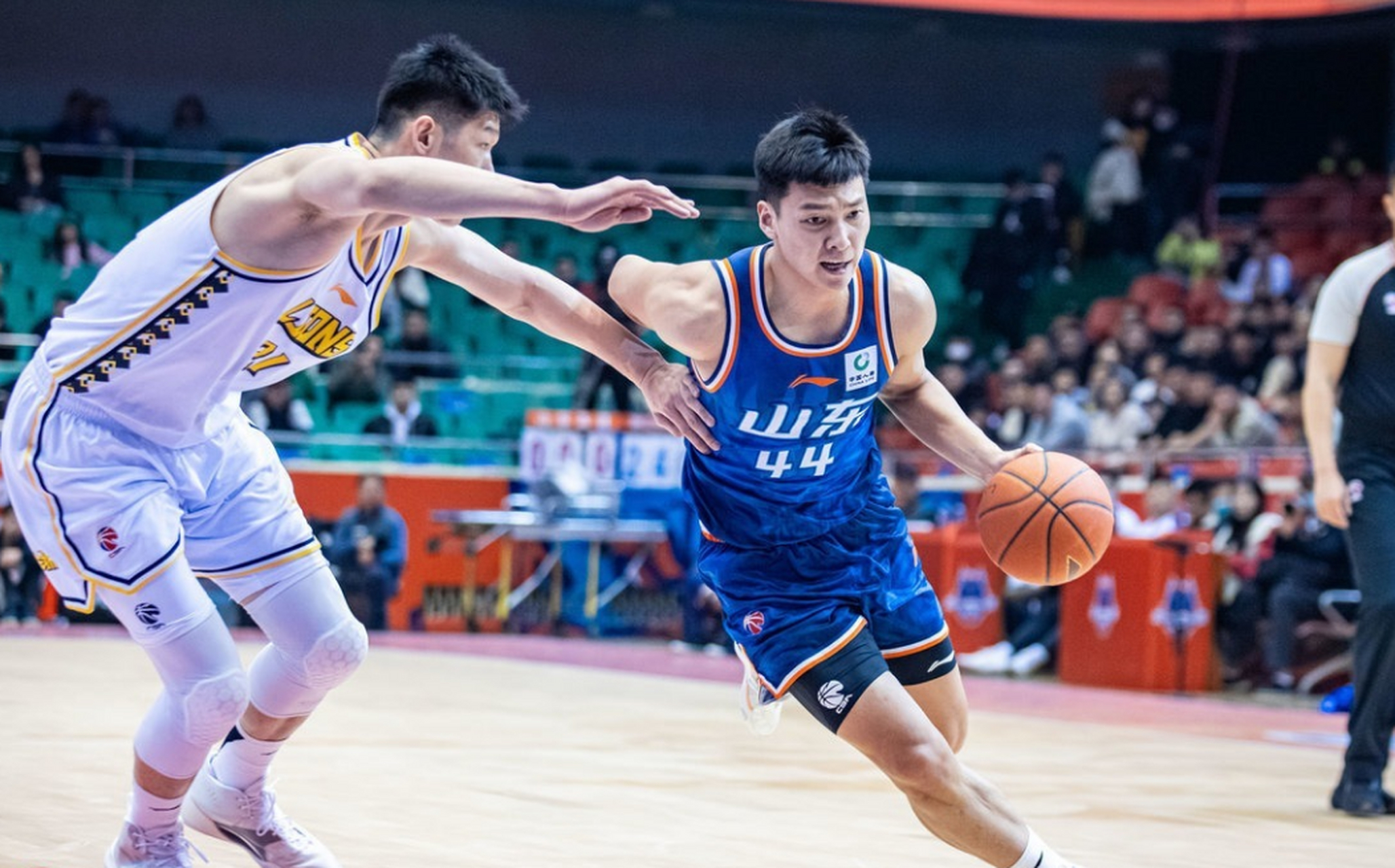 kaiyun-包含今夜CBA季后赛焦点战，山东男篮防线松动，态度坚定，身体对抗强度拉满的词条